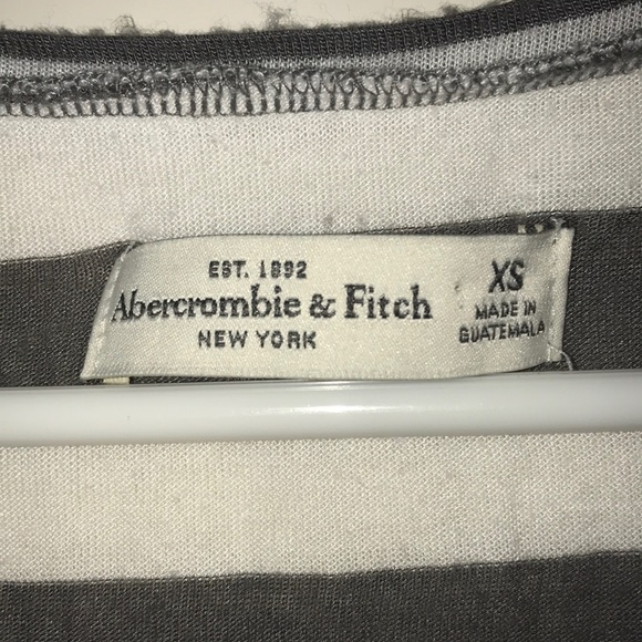 Cute flowy v-neck striped t-shirt ! - Picture 2 of 4